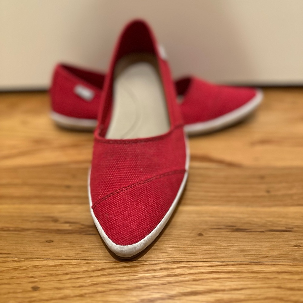 Sanuk red canvas pointed toe flats